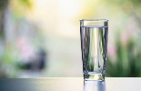 Зачем нужно выпивать стакан воды натощак?